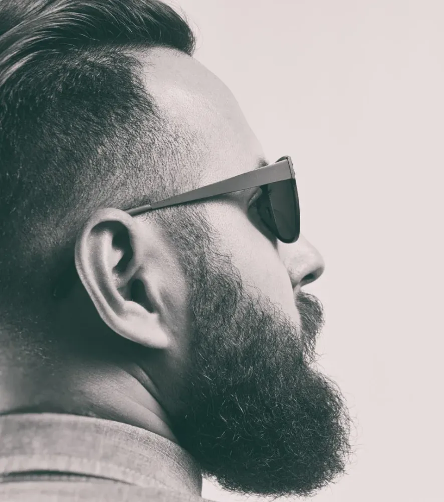 homme avec barbe
